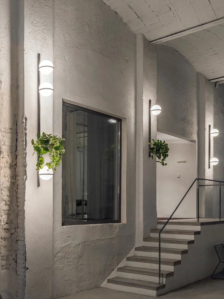 Nowoczesna lampa ścienna z kulami LED i doniczką — designerska kolumna świetlna | Norivo Norivo