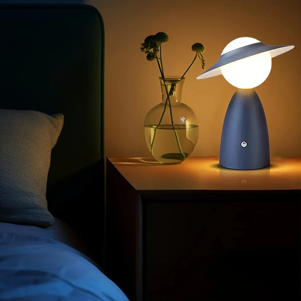 Designerska lampka nocna LED — postać z kapeluszem, metalowa, 3 kolory | Norivo Norivo