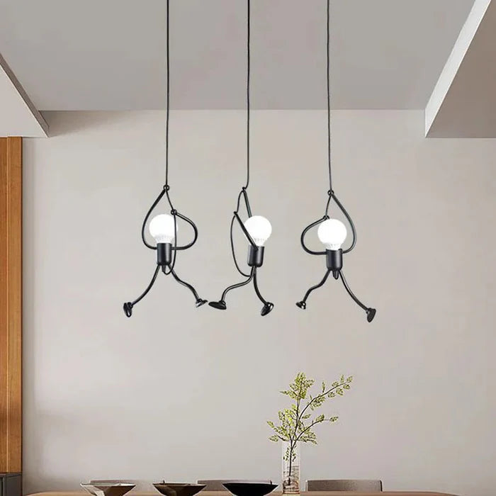 Lampa wisząca z motywem wspinającej się postaci — artystyczna oprawa | Norivo Norivo