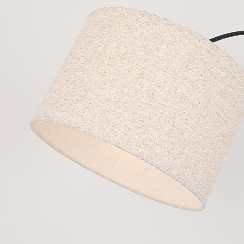 Lampa łukowa w salonie