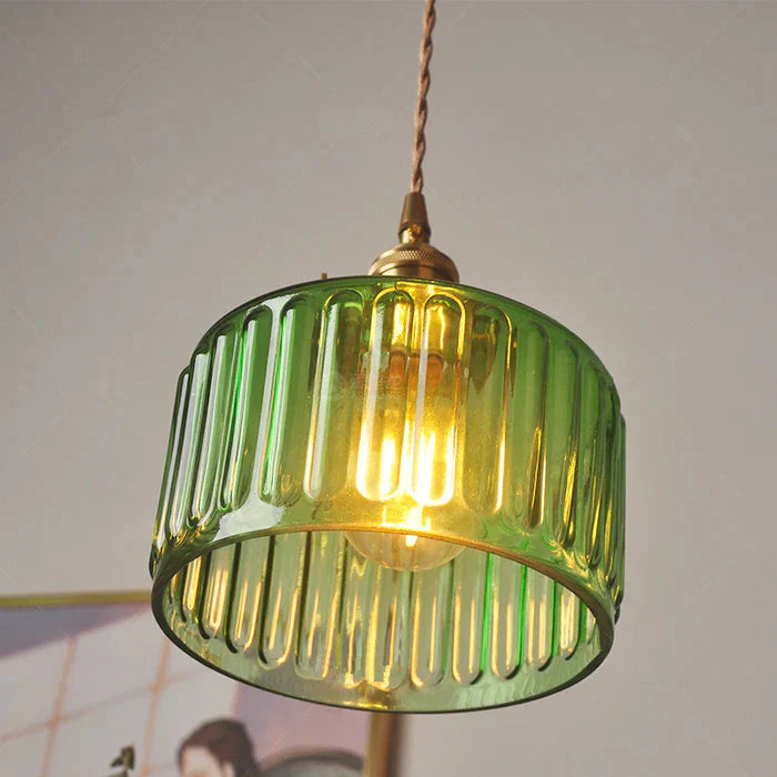 Szklana lampa wisząca vintage — ryflowany klosz, złote wykończenie | Norivo Norivo