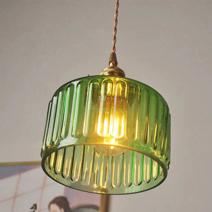 Szklana lampa wisząca vintage — ryflowany klosz, złote wykończenie | Norivo Norivo