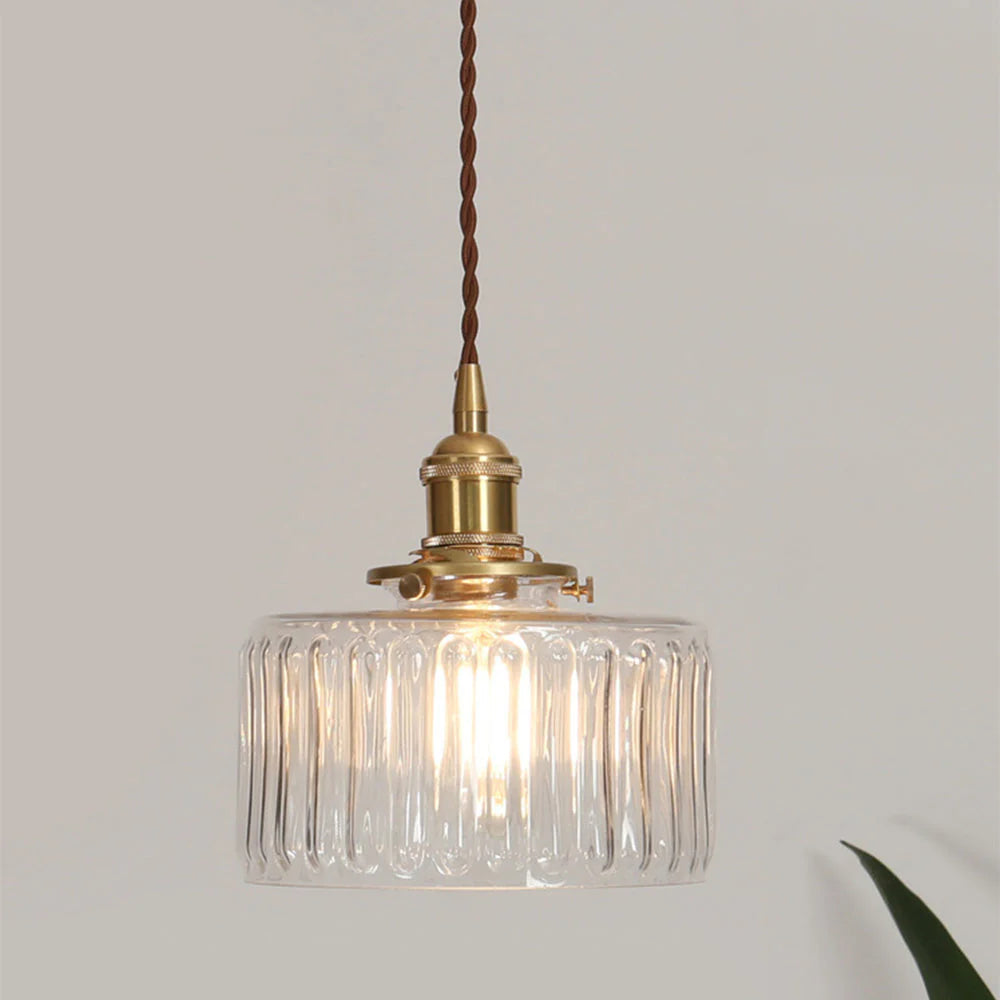 Szklana lampa wisząca vintage — ryflowany klosz, złote wykończenie | Norivo Norivo