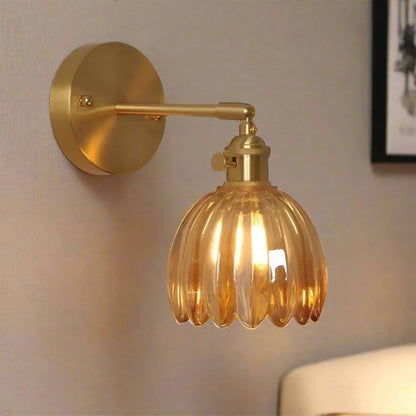 Lampa ścienna retro w kształcie tulipana — kinkiet ze szklanym kloszem i złotym wykończeniem | Norivo Norivo