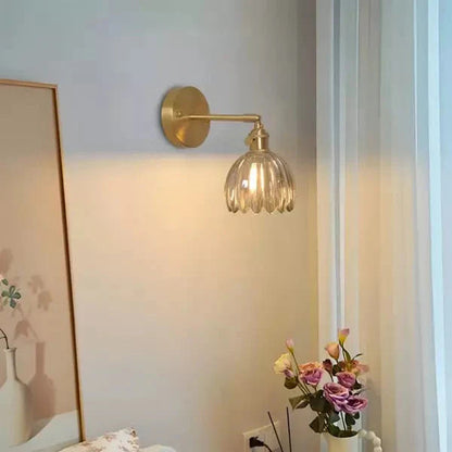 Lampa ścienna retro w kształcie tulipana — kinkiet ze szklanym kloszem i złotym wykończeniem | Norivo Norivo