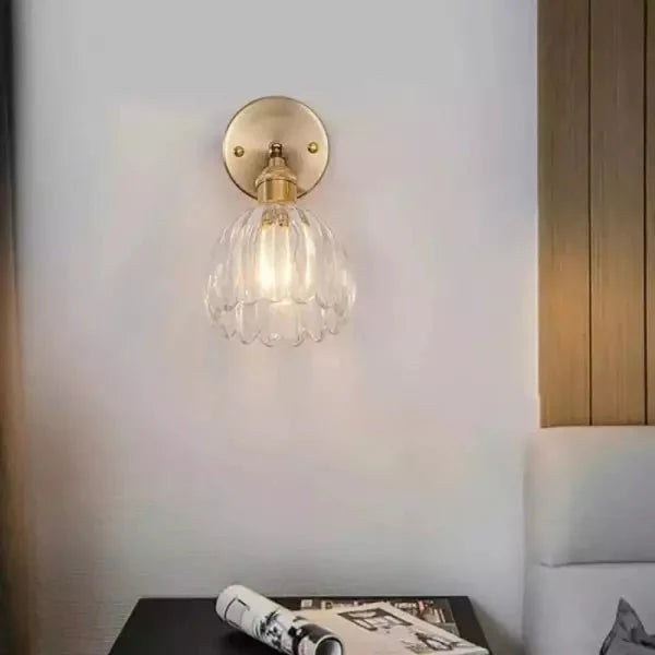 Lampa ścienna retro w kształcie tulipana — kinkiet ze szklanym kloszem i złotym wykończeniem | Norivo Norivo