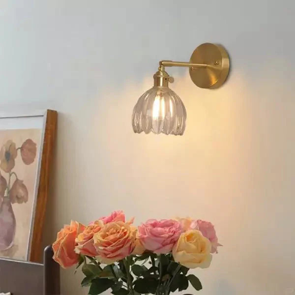 Lampa ścienna retro w kształcie tulipana — kinkiet ze szklanym kloszem i złotym wykończeniem | Norivo Norivo