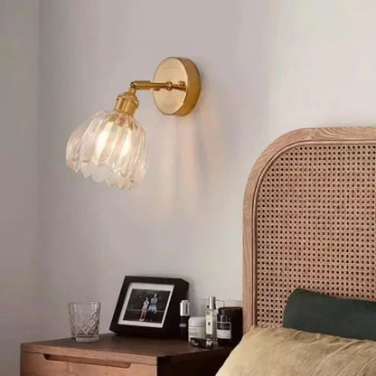 Lampa ścienna retro w kształcie tulipana — kinkiet ze szklanym kloszem i złotym wykończeniem | Norivo Norivo