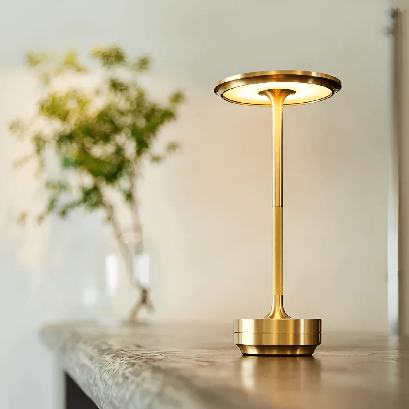 Elegancka lampka stołowa LED — metalowa, ładowana USB, 3 kolory | Norivo Norivo