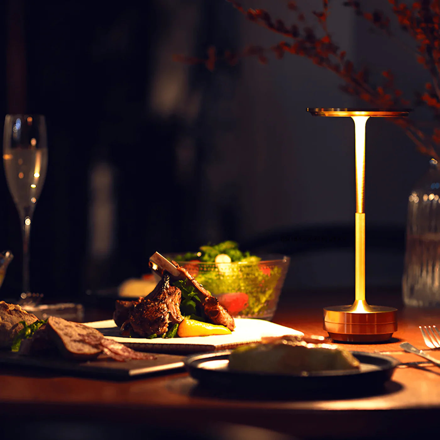 Elegancka lampka stołowa LED — metalowa, ładowana USB, 3 kolory | Norivo Norivo