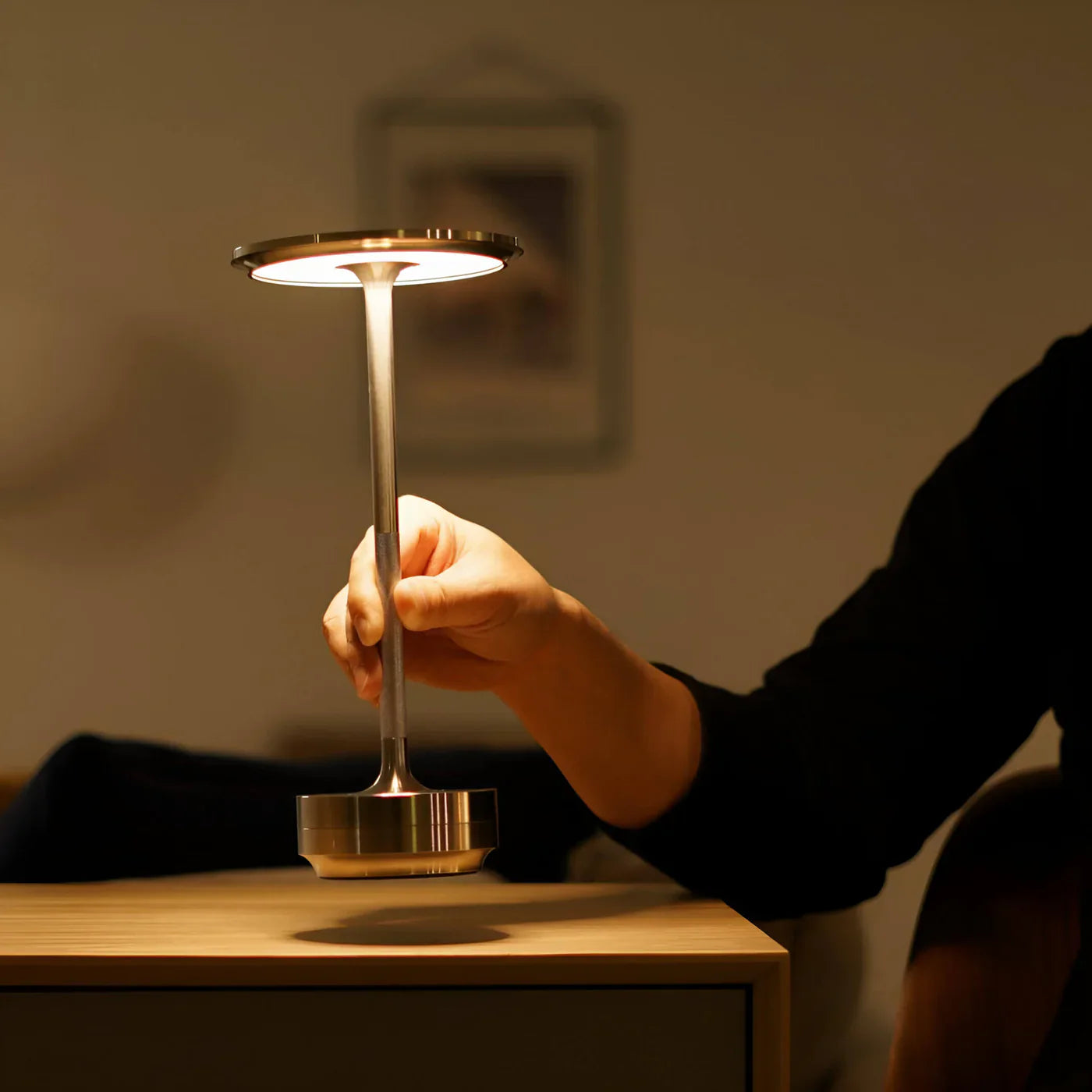 Elegancka lampka stołowa LED — metalowa, ładowana USB, 3 kolory | Norivo Norivo