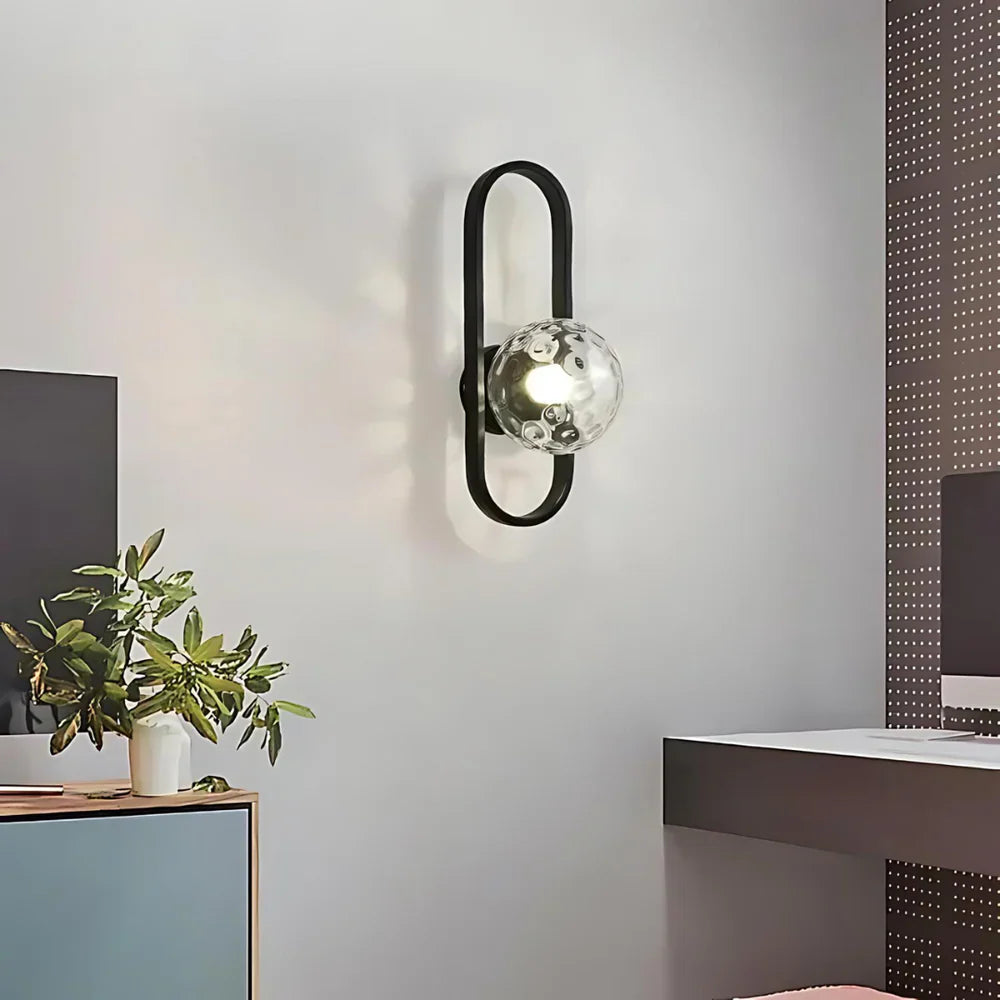 Nowoczesny kinkiet — lampa ścienna z kulą z mlecznego szkła, geometryczna rama | Norivo Norivo