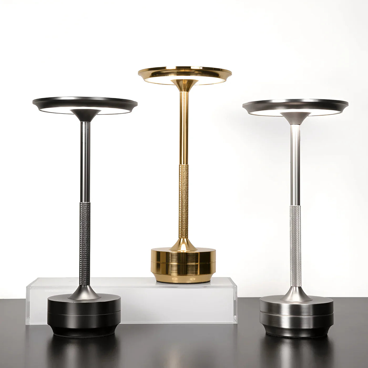 Elegancka lampka stołowa LED — metalowa, ładowana USB, 3 kolory | Norivo Norivo