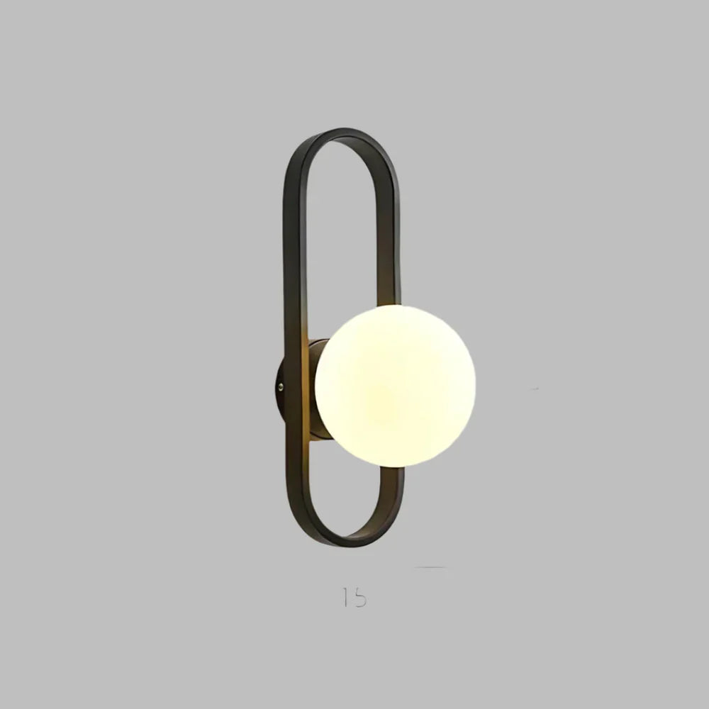 Nowoczesny kinkiet — lampa ścienna z kulą z mlecznego szkła, geometryczna rama | Norivo Norivo