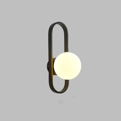 Nowoczesny kinkiet — lampa ścienna z kulą z mlecznego szkła, geometryczna rama | Norivo Norivo