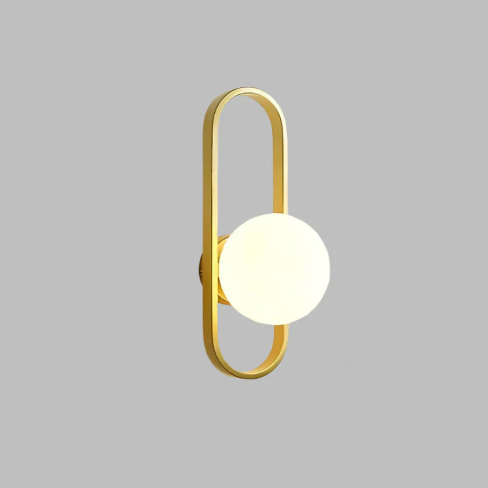 Nowoczesny kinkiet — lampa ścienna z kulą z mlecznego szkła, geometryczna rama | Norivo Norivo
