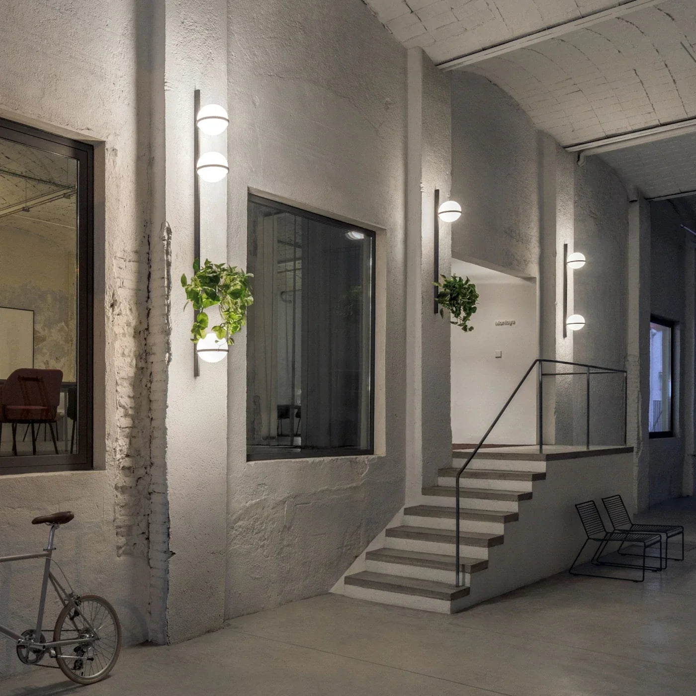 Nowoczesna lampa ścienna z kulami LED i doniczką — designerska kolumna świetlna | Norivo Norivo