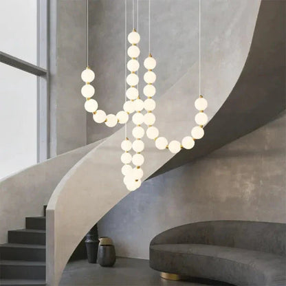 Lampa wisząca LED — efektowna forma naszyjnika z kulami świetlnymi | Norivo Norivo