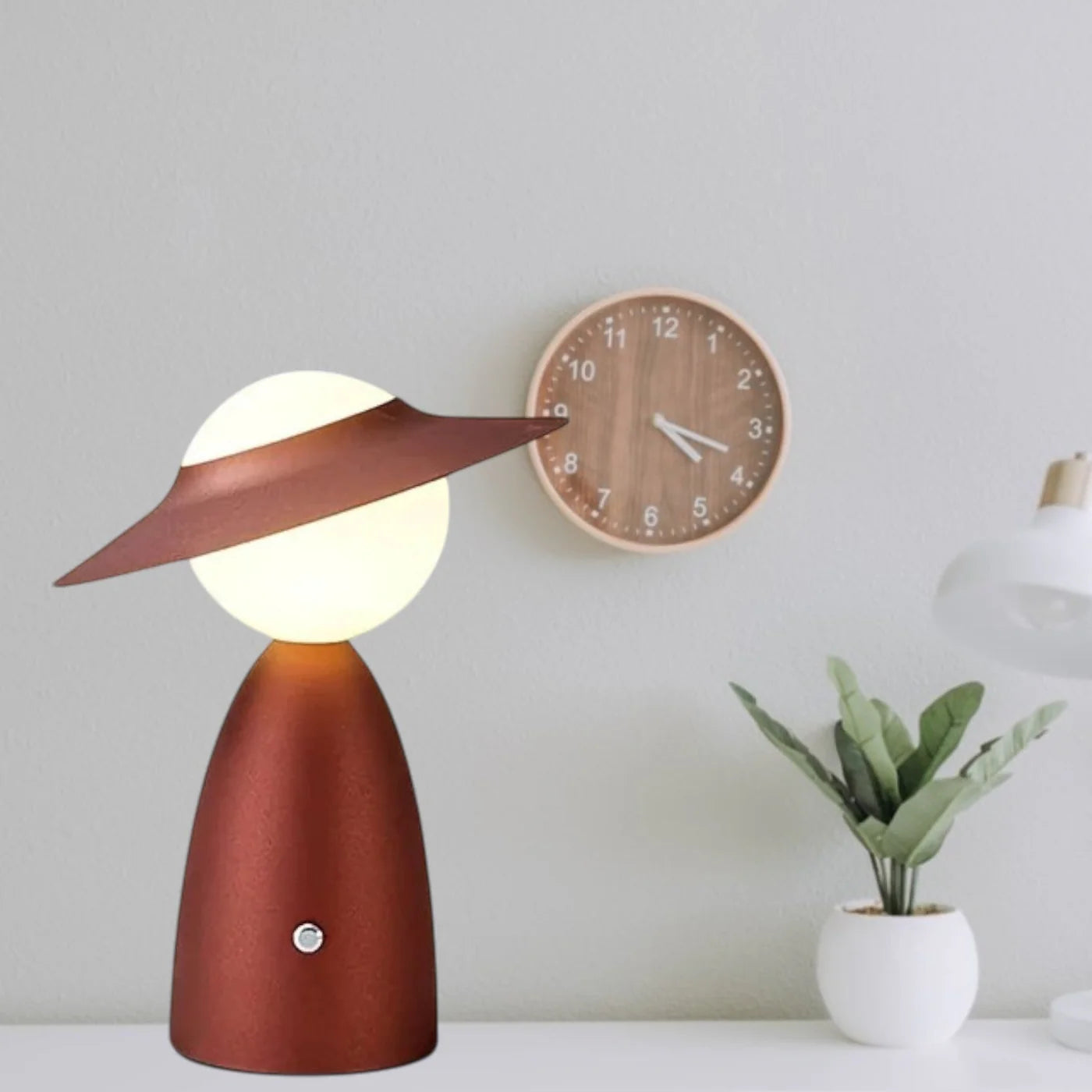 Designerska lampka nocna LED — postać z kapeluszem, metalowa, 3 kolory | Norivo Norivo